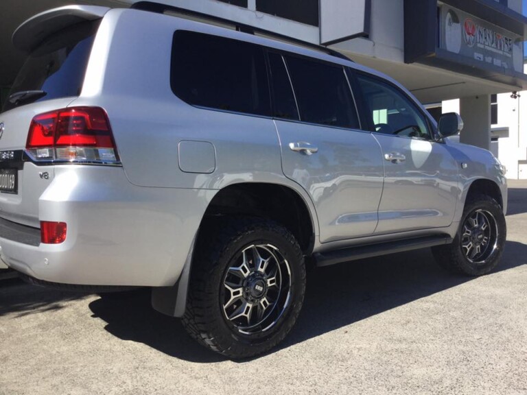200 Series LandCruiser with 20-inch Grid GD11 wheels and Nitto Ridge Grappler tyres