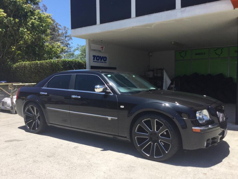 Chrysler 300C with 22-inch DUB 8-Ball wheels in satin black with milling and Nitto tyres