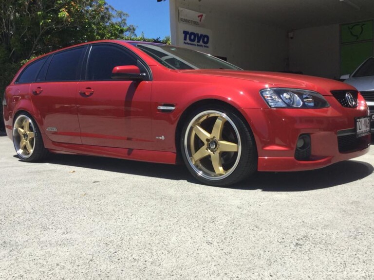 Commodore with 20-inch staggered HR Racing wheels in gold with machined lip