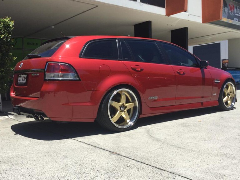 Commodore with 20-inch staggered HR Racing wheels in gold with machined lip