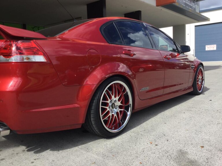 Commodore with 20-inch staggered Vision Formula wheels with machined face, chrome lip and red highlights