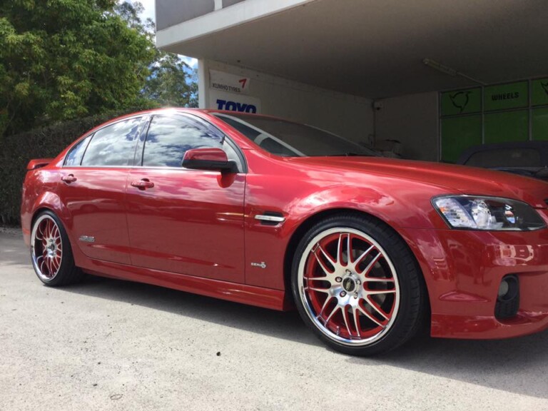 Commodore with 20-inch staggered Vision Formula wheels with machined face, chrome lip and red highlights