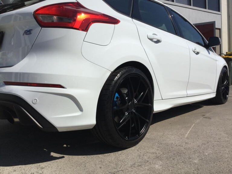 Ford Focus RS with 19-inch Niche Misano wheels
