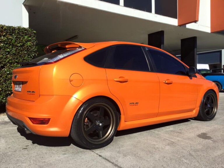 Ford Focus XR5 with 18-inch Klutch SL-5 wheels and King Springs