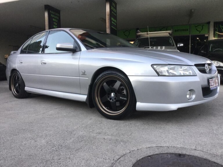 Commodore with 18-inch Klutch SL-5 wheels in black with bronze lip finish