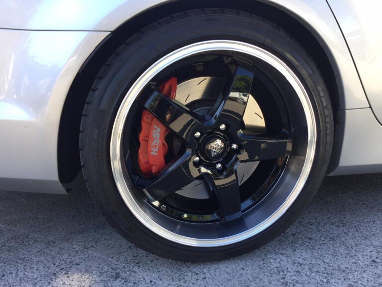 Holden R8 with 20-inch staggered HR-R1 wheels and Maxtrek Maximus tyres