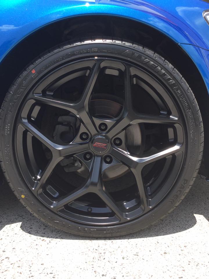 Holden VE ute with staggered 20-inch SSW Dominate wheels and Pace Alventi tyres