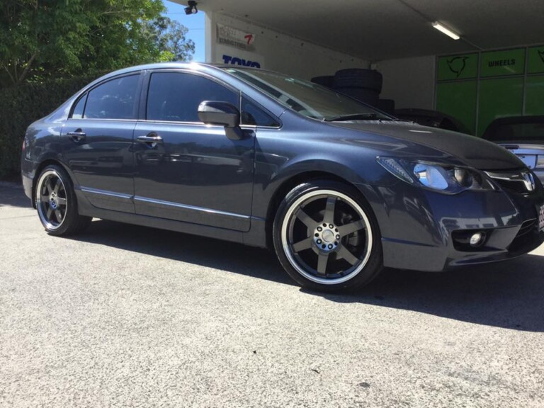 Honda Civic with 18-inch SSW Drifter wheels and Pace tyres