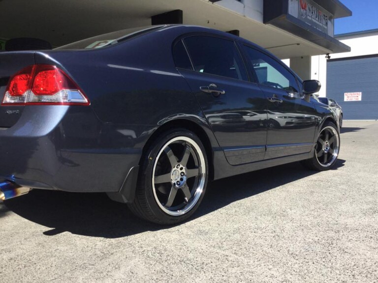 Honda Civic with 18-inch SSW Drifter wheels and Pace tyres