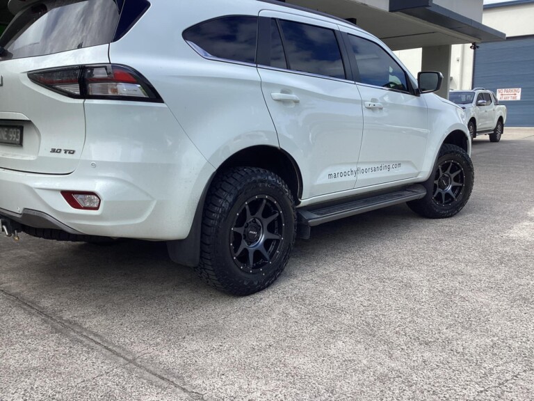 Isuzu MU-X with ROH Trophy wheels and Falken Wildpeak A/T tyres