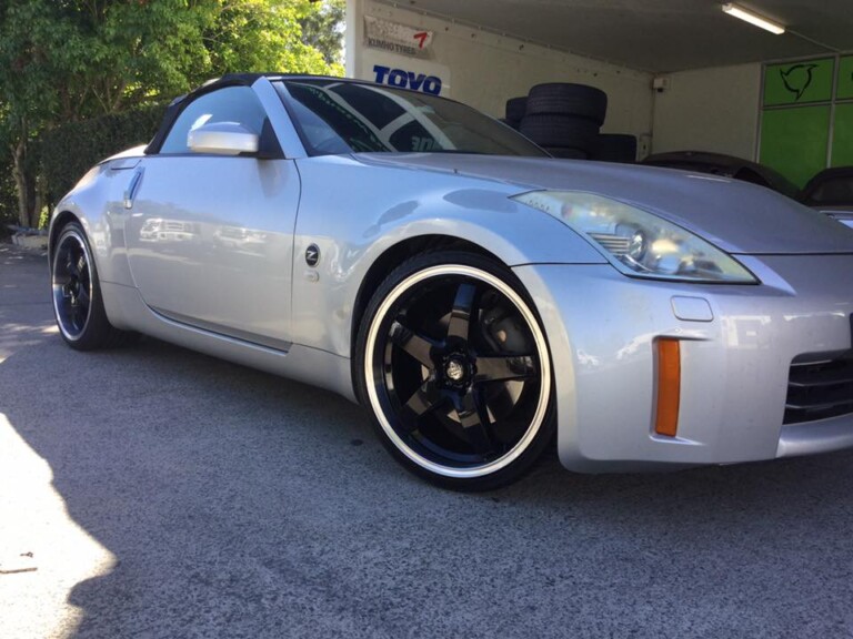 Nissan 350Z with 20-inch staggered HR Racing R1 wheels