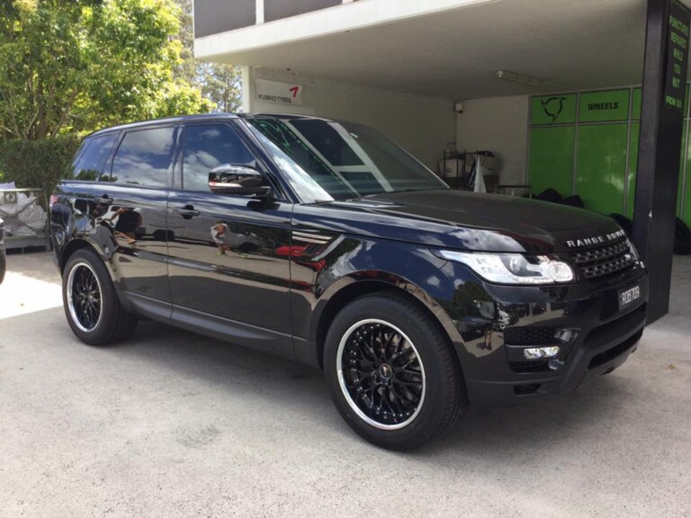 Range Rover Sport with 20-inch Vertini Riviera wheels in gloss black with chrome lip