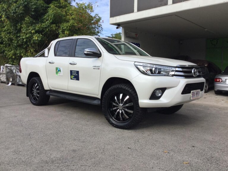 Toyota Hilux with 20-inch Helo HE875 wheels and Nitto Ridge Grappler tyres