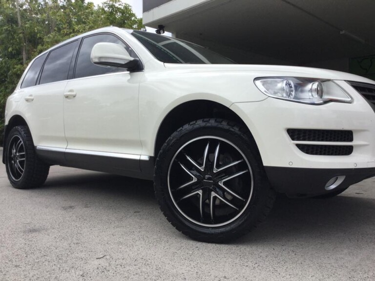 Volkswagen Touareg with 20-inch KMC Splinter wheels and Nitto Terra Grappler tyres